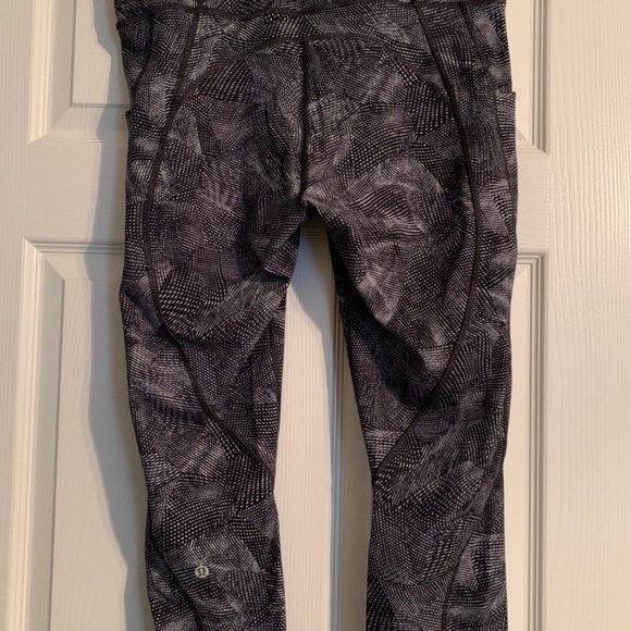 Lululemon Time To Sweat Crop - Picture 2 of 4